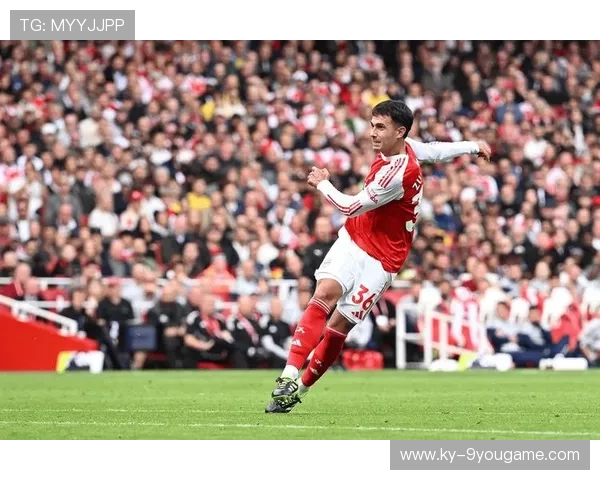 利物浦边线突破强势，迪亚斯小角度打门偏出